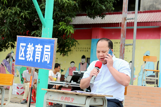 区教育局副局长谭斌第一时间将情况告知区委办