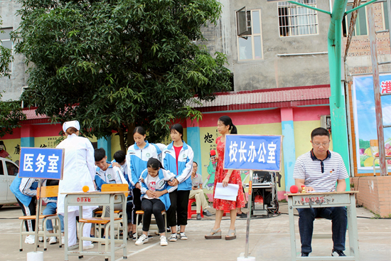 　　老师将学生食物中毒情况告知校长后，校长第一时间拨打急救电话并将情况报告给区教育局等相关领导。