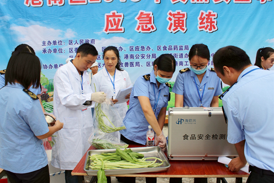 区食品药品监督管理局成立工作队到学校食堂对食物进行取样