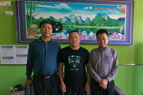 哈尔滨申氏酒业创始人申杰(中)带队感恩中国农民丰收节.jpg