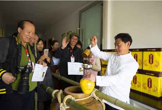 四川江油再现千人同吃酱油拌饭盛况