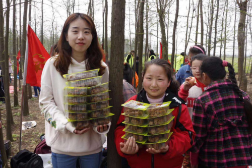 踏春郊游，五香居为留守儿童送上美食和关爱