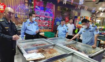 蒙阴县市场监管局开展烧烤市场夜查行动