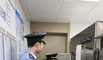 筑牢安全线 护航“铁三”赛